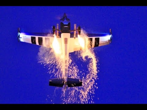 SPANISH RC CHAMPION MARTIN PICKERING NIGHT FLYING WITH PYROTECHNICS - WESTON PARK - 2015 - UCMQ5IpqQ9PoRKKJI2HkUxEw