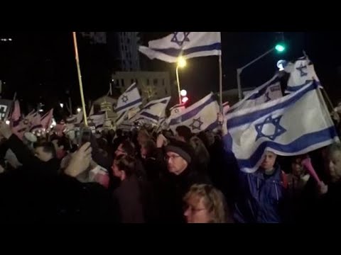 Migliaia in piazza a Tel Aviv per chiedere le dimissioni del premier Netanyahu