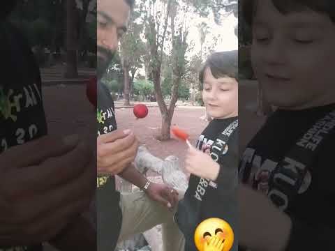 بابا طمع واخد العودة يلي فيا كانديز🤭 شو قلو فتاحو😂