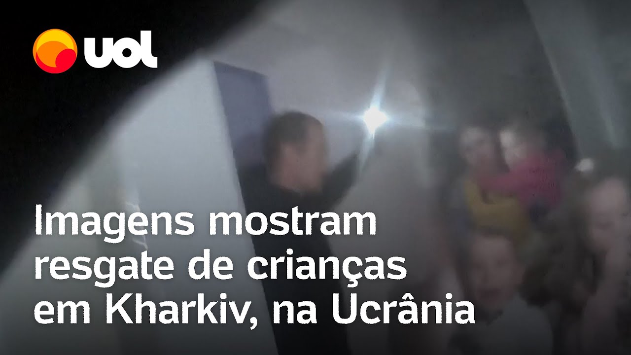 Imagens de câmera corporal mostram crianças sendo resgatadas de jardim de infância na Ucrânia