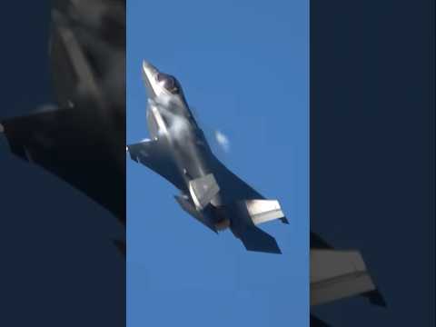 これが航空自衛隊最新鋭戦闘機の機動！急激な引き起こしとマイナスGの機動を軽々こなすF-35