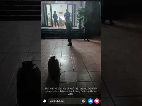 Thanh niên xóm chào cờ khi đội tuyển Việt Nam gặp Thái Lan