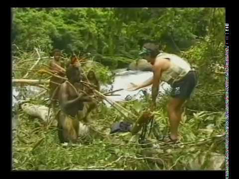 Rok 1976. Przedstawiciele plemienia z Papui-Nowej Gwinei po raz pierwszy spotykają człowieka o innym kolorze skóry...