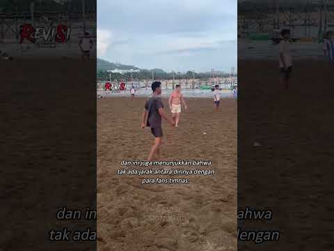 Momen John Herdman main bola di pinggir pantai dengan warga lokal 😁