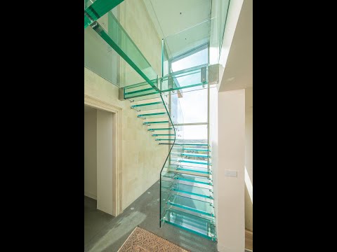 Feature glass stair by Siller - the Italian staircase designer