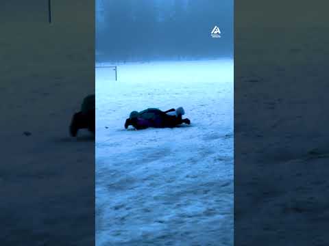 Duo Slides Downhill in Snow Park | People Are Awesome - UCIJ0lLcABPdYGp7pRMGccAQ