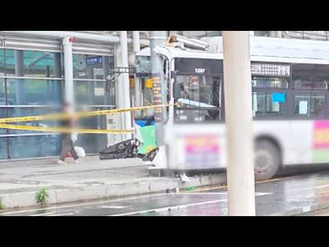 [사건사고] 광명역 앞 인도로 시내버스 돌진…"급발진" 주장 外 / 연합뉴스TV (YonhapnewsTV)