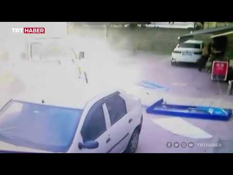 Kamyonetin altında kalmaktan kıl payı kurtuldu