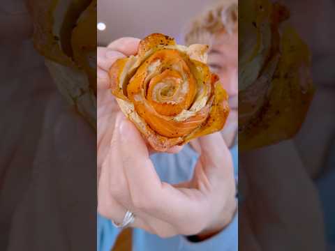 Удивите гостей необычной закуской! Розы из слоёного теста с картофелем и лососем #рецепт