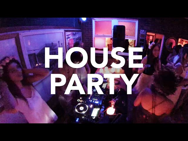 House Music DJ Wallpaper – The Perfect Background for Your Next Party