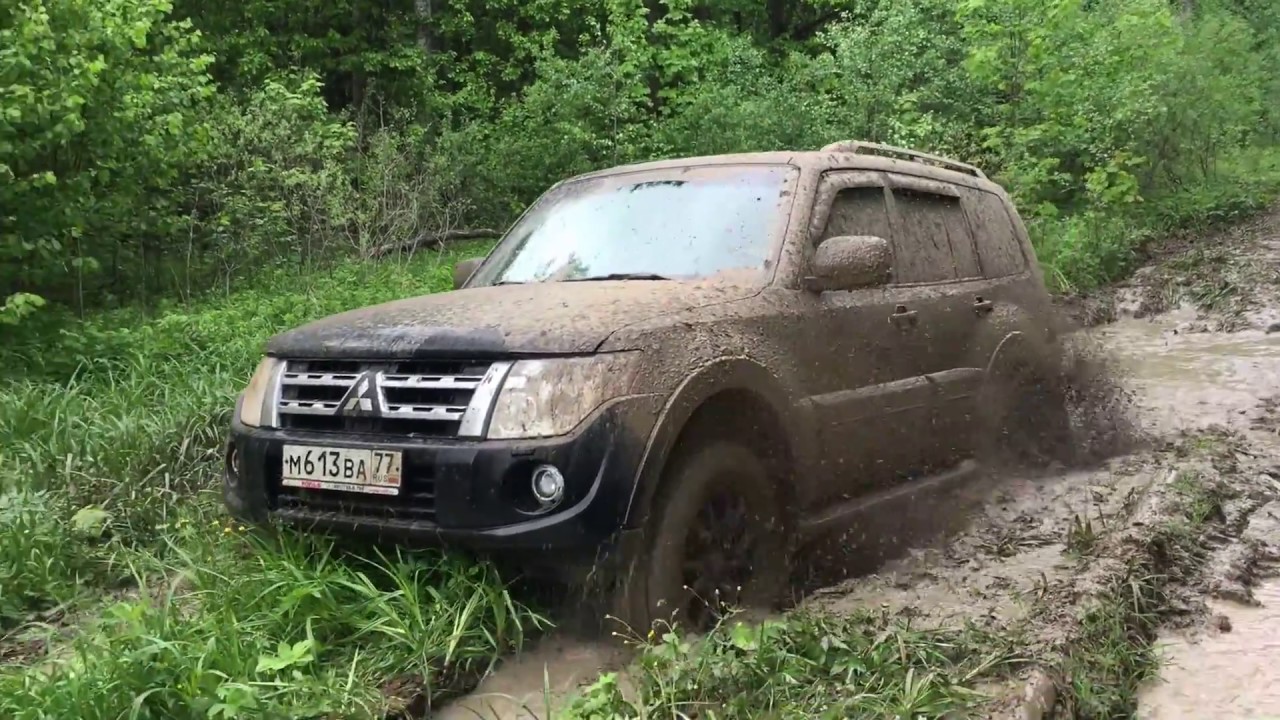 Паджеро на бездорожье видео. Паджеро 4 оффроад. Митсубиси Паджеро 4 по грязи. Митсубиси Паджеро 4 на бездорожье. Мицубиси Паджеро в грязи.