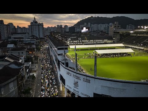 Milhares fazem fila para despedir-se de Pelé