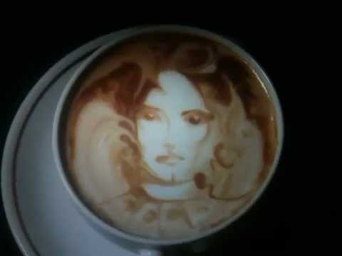 Mleczna pianka na powierzchni kawy może stać się polem do artystycznego popisu.