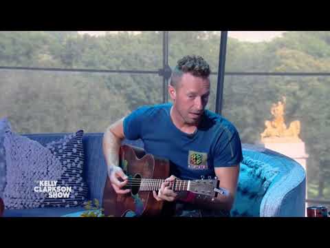 Chris Martin perform Coldplay X BTS My universe [Acoustic version]on Kelly Clarkson show