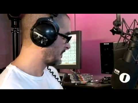 Zane Lowe vs Chris Moyles - UC-FQUIVQ-bZiefzBiQAa8Fw