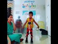 Une kiné pleure en voyant un enfant handicapé marcher pour la 1ere fois
