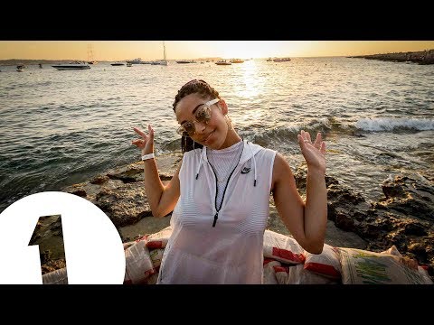 Jorja Smith live at Café Mambo for Radio 1 in Ibiza 2017 - UC-FQUIVQ-bZiefzBiQAa8Fw