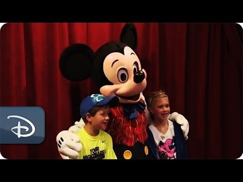 Meet Magician Mickey Mouse at Town Square Theater | Walt Disney World - UC1xwwLwm6WSMbUn_Tp597hQ