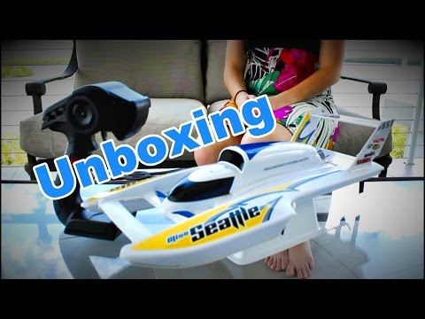 AquaCraft Miss Seattle Brushless RC Boat Unboxing and First Impressions - TheRcSaylors - UCYWhRC3xtD_acDIZdr53huA