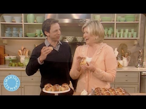 Hot Cross Buns with Seth Meyers - Martha Stewart - UC6JBm9OAkpI6NUBV_NsLxTA