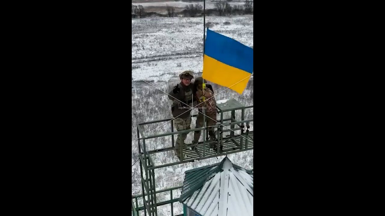 Ukraine forces brave shelling to raise a Ukrainian flag on the state border with Russia