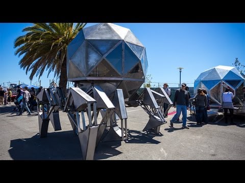 Giant Walking Pod Robot at Maker Faire 2013 - UCiDJtJKMICpb9B1qf7qjEOA