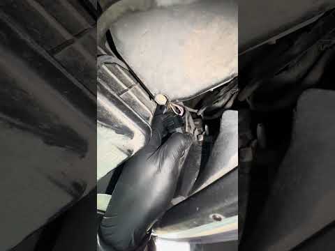 Como se substitui a lâmpada do farol dianteiro do Renault Twingo?