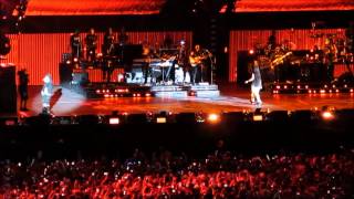 Eminem feat. Rihanna - Love The Way You Lie (Live at Metlife Stadium)