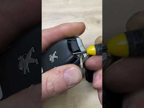 Come si sostituisce la batteria del telecomando delle Peugeot?