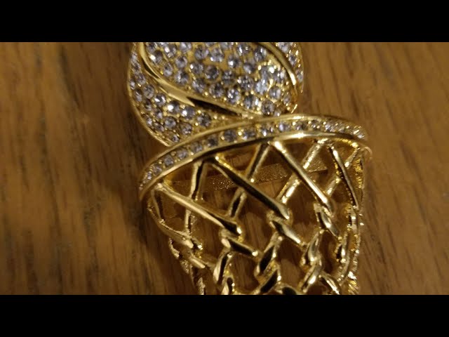 How to Style a Gold Chain With a Basketball
