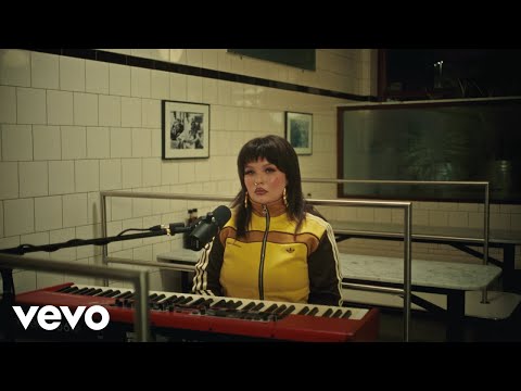 Lola Young - Annabel's House (Live and Stripped)
