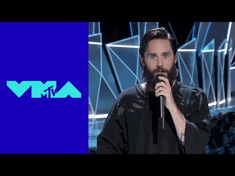 Jared Leto Pays Tribute to Linkin Park's Chester Bennington | MTV - UCxAICW_LdkfFYwTqTHHE0vg