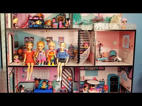 Playing in the new dollhouse ! Elsa and Anna toddlers - lol dolls - pool - surprises - UCQ00zWTLrgRQJUb8MHQg21A