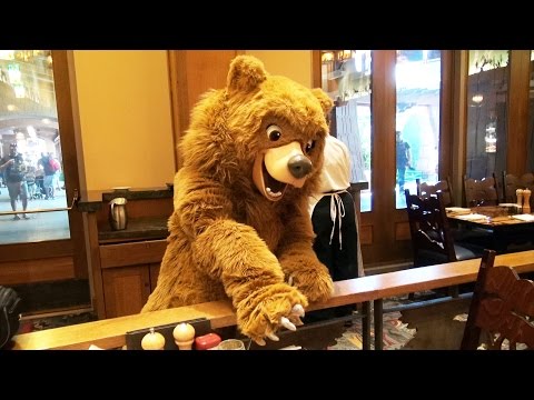 Fun with Kenai at Storyteller's Cafe Chip ’n Dale Critter Breakfast, Disneyland Resort, Brother Bear - UCe-gHr2O_LP7t0YJYHZQZlg