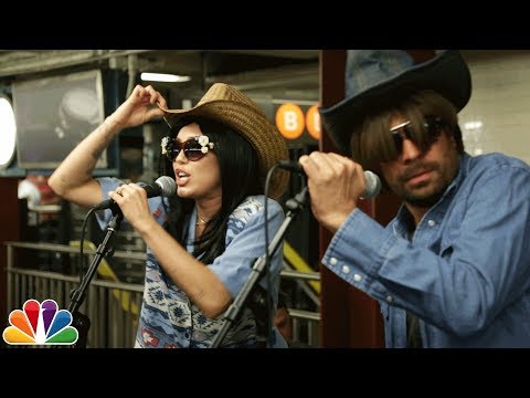 Miley Cyrus Busks in NYC Subway in Disguise - UC8-Th83bH_thdKZDJCrn88g