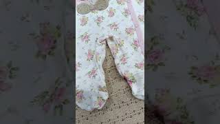 Macacao bebe menina todo em suedine estampado de florzinha