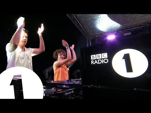 Annie Mac B2B Mark Ronson - Radio 1 in Ibiza 2018 - Café Mambo | FLASHING IMAGES - UC-FQUIVQ-bZiefzBiQAa8Fw