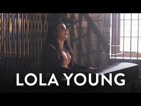 Lola Young - Blind Love 🎹 | Mahogany Session