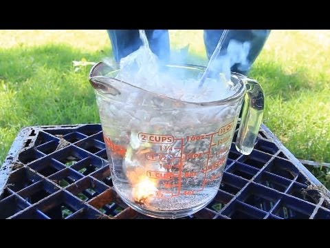 Sparklers Underwater Fire - Science Experiment - UCe_vXdMrHHseZ_esYUskSBw