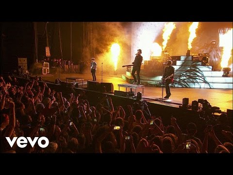 Fall Out Boy - My Songs Know What You Did In The Dark (Light Em Up) (Boys Of Zummer Live In Chicago)