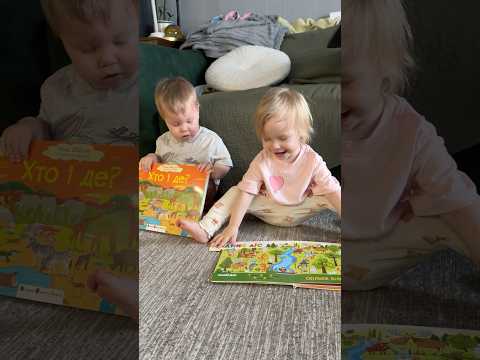 Двійня читає книжечки