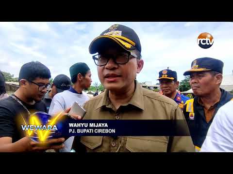 Polisi Turun Bantu Bersih Bersih Sisa Banjir