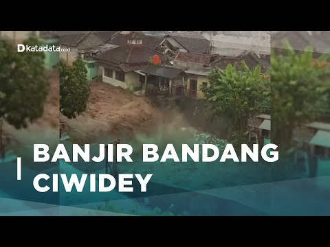 Banjir Bandang Ciwidey Hancurkan Bangunan dan Jembatan | Katadata Indonesia