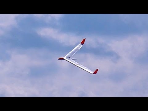 GIGANTIC RC FLYING WING 5,00M WINGSPAN RIESEN NURFLÜGLER / RC Airshow Oppingen 2015 - UCH6AYUbtonG7OTskda1_slQ