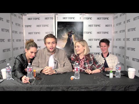 Hot Minute: Cast of Pride + Prejudice + Zombies - UCTEq5A8x1dZwt5SEYEN58Uw