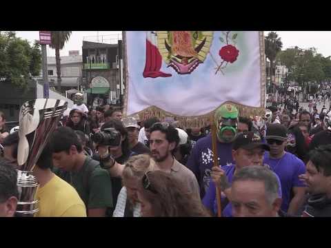 Mexican wrestlers join pilgrimage to honor legendary promoter