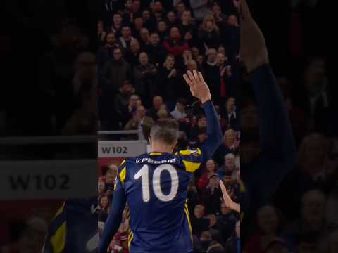 When Van Persie Was Applauded After Scoring AGAINST United! 👏🤯