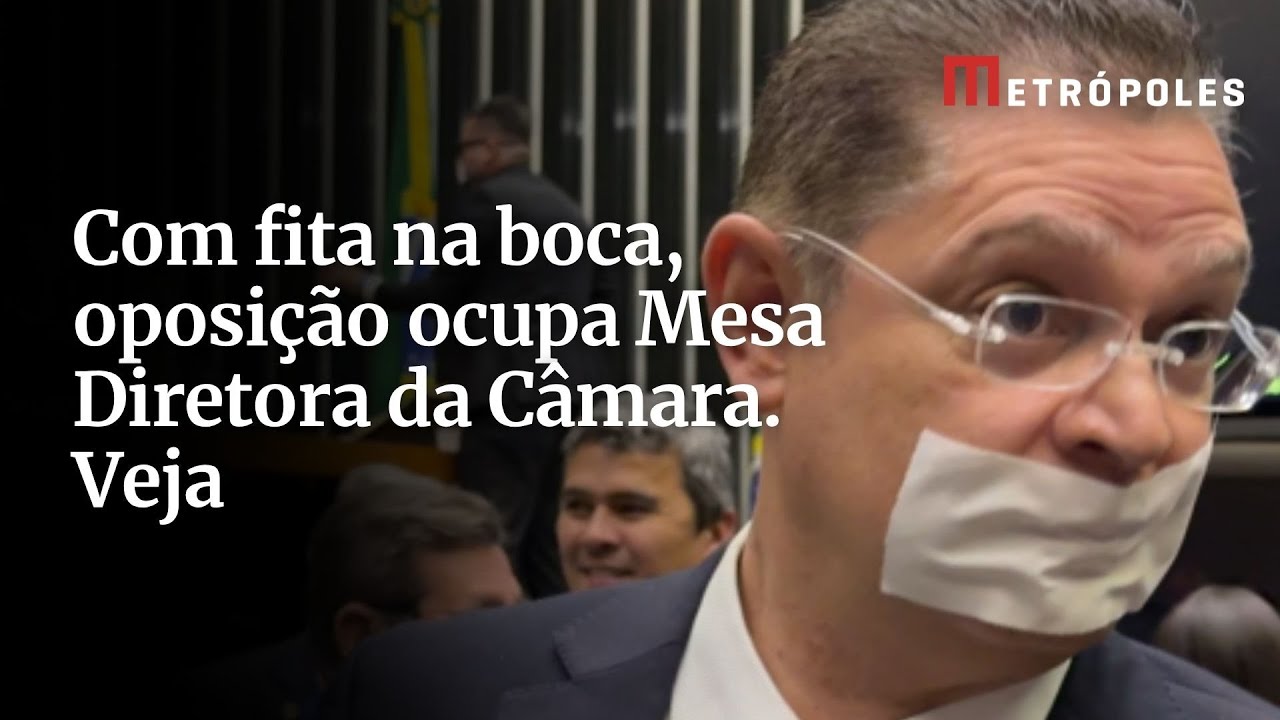 Com fita na boca oposição ocupa Mesa Diretora da Câmara Veja