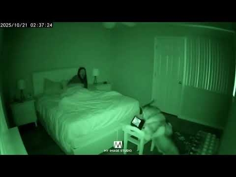 เธอเหมือนเห็นอะไรอยู่ปลายเตียง...#scary #dog #funny #funnyreel 