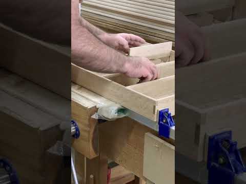 Fitting the dividers of a drawer insert / Woodworking